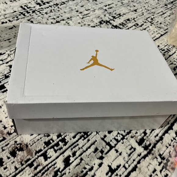 Women’s Jordan 1 Mid SE🦋 - Picture 2 of 4